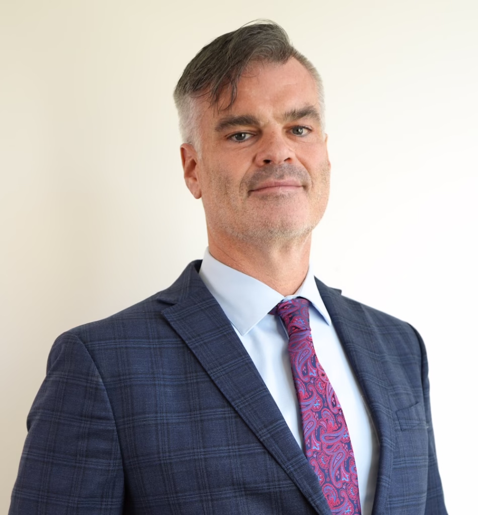 Mike Banks, presidente de Robert J. DeBry and Associates