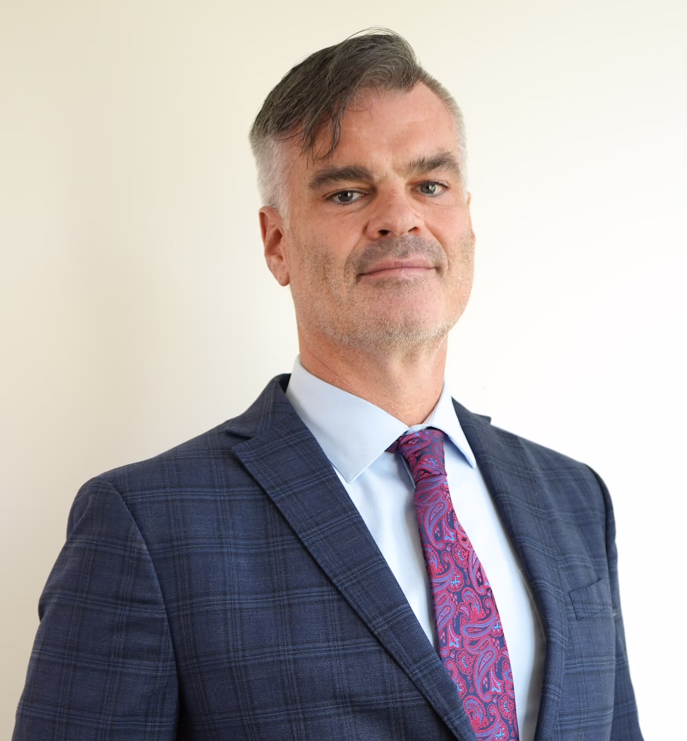 Mike Banks, presidente de Robert J. DeBry and Associates